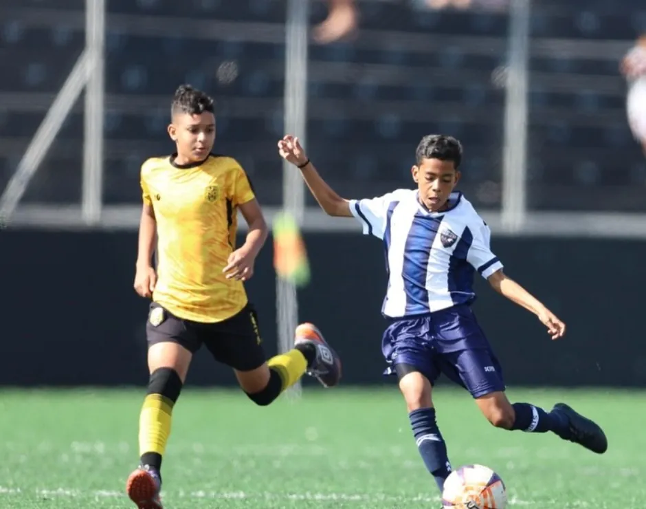 Atletas da JK20 Academy, escola de futebol no Jaraguá, São Paulo