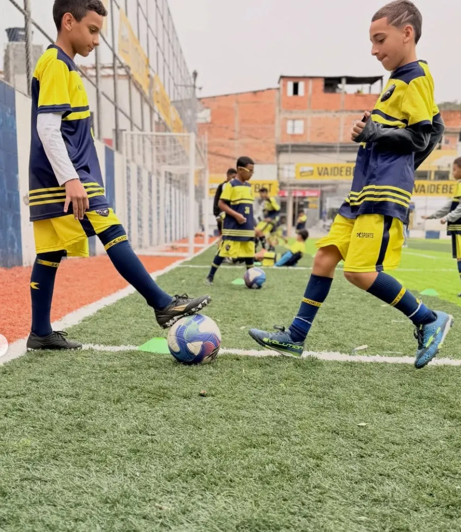 Atletas da JK20 Academy, escola de futebol no Jaraguá, São Paulo