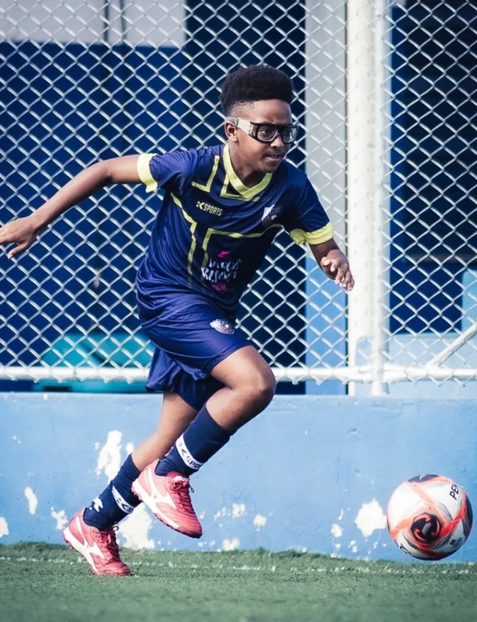 Atletas da JK20 Academy, escola de futebol no Jaraguá, São Paulo