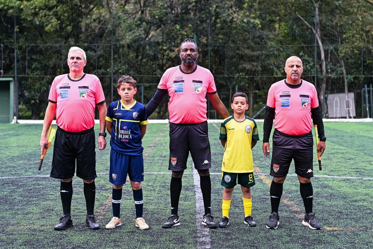 Atletas da JK20 Academy, escola de futebol no Jaraguá, São Paulo